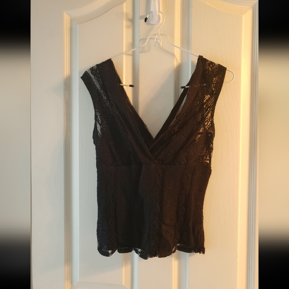 A Max Studio lace and lined v-neck and back tank top - Picture 2 of 5